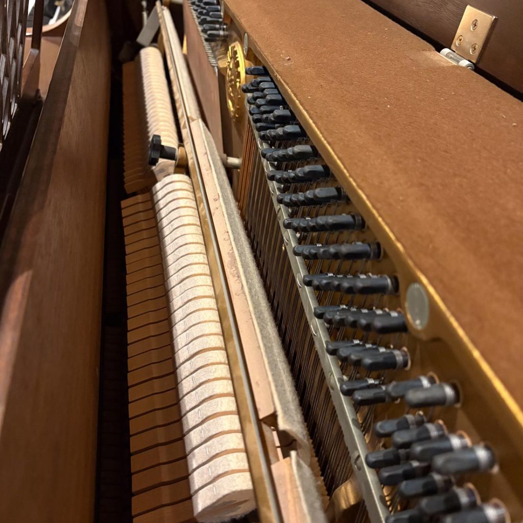 1970 Yamaha M2 Traditional Upright #991704