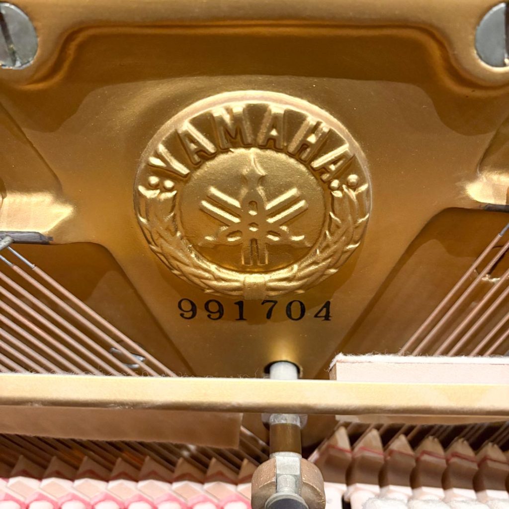 1970 Yamaha M2 Traditional Upright #991704