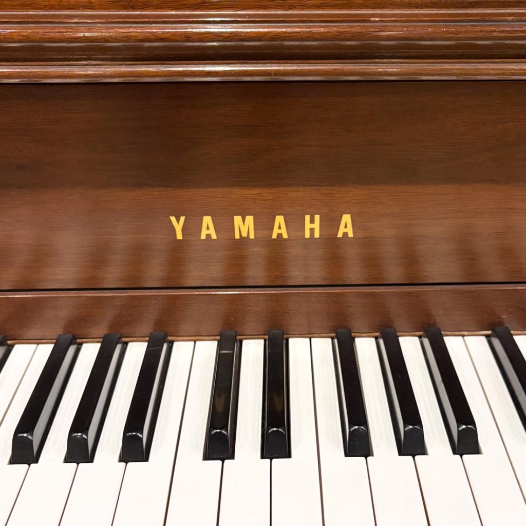 1970 Yamaha M2 Traditional Upright #991704